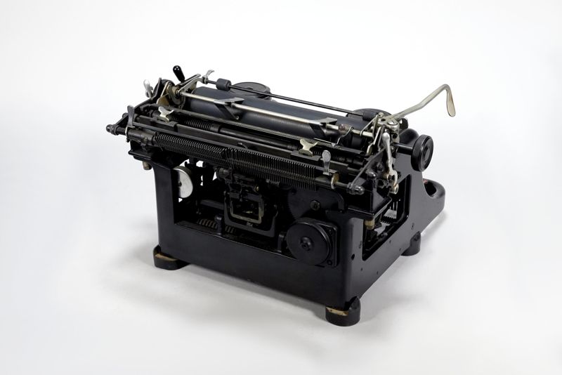 Mechanische Schreibmaschine Rheinmetall Standard b (verbesserte Form) mit Abdeckhaube, Zwangseinziehung 1941 durch Kriegsmarine (Markung)