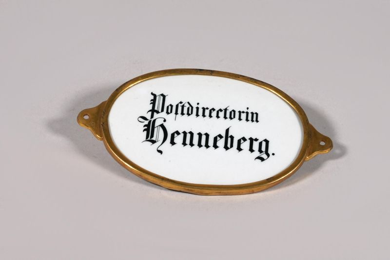 Schild (Keramik), Postdirectorin Henneberg