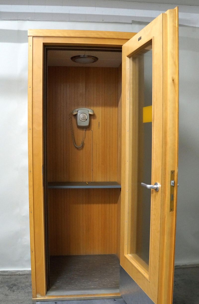 Fernsprechzelle aus Holz mit Wandapparat 611