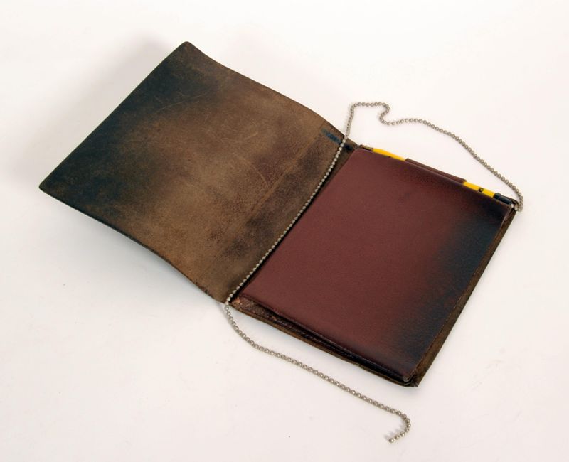 Tasche, Handleder, mit Stifthülse darin Bundespost-Kugelschreiber mit Kette, verwendet von der Poststelle 8321 Raum, Deutsche Post der DDR, zuletzt Deutsche Bundespost