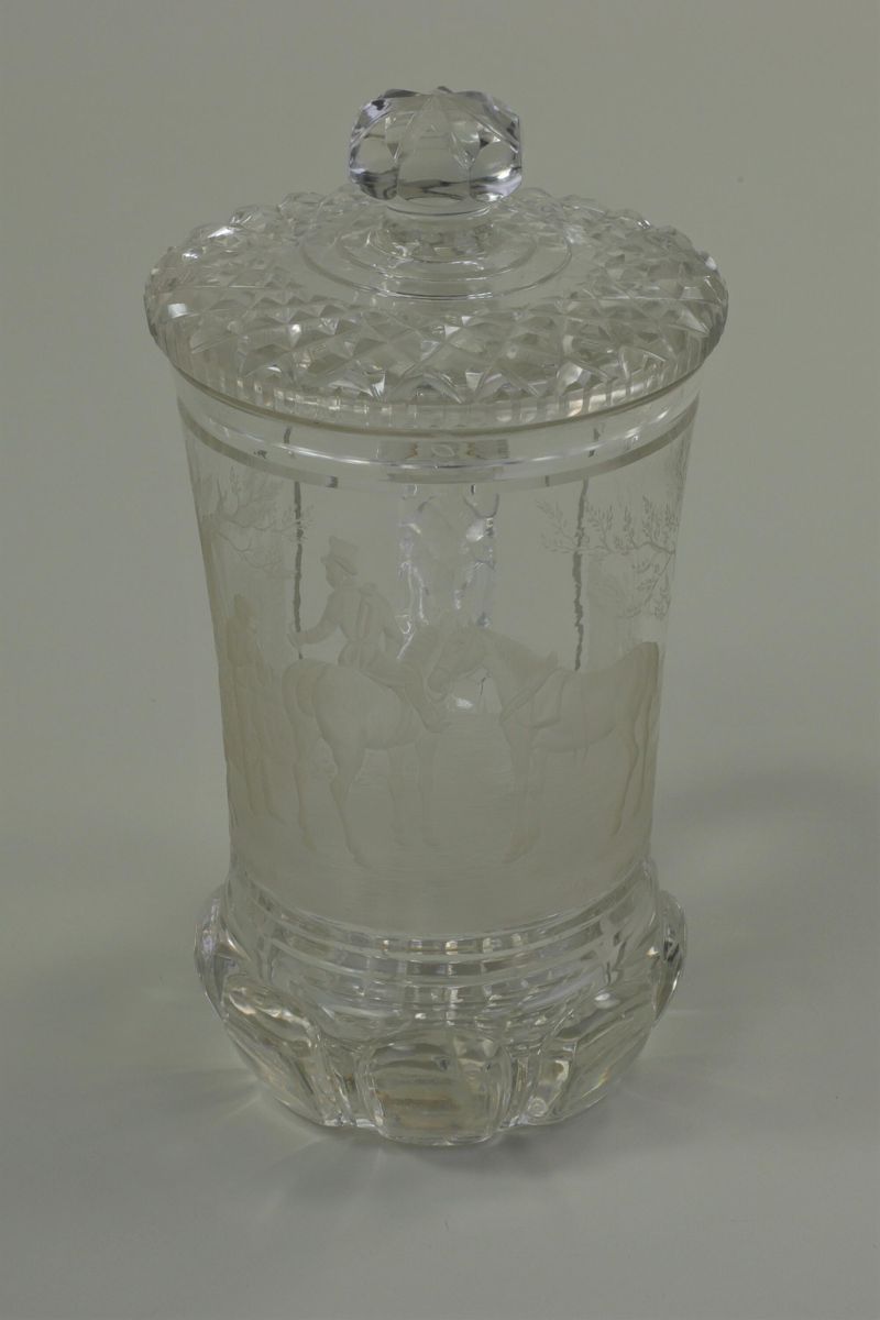 Glaspokal mit Motiven des Gemäldes Postillion und der Federviehhändler von Johann H. K. Schulz