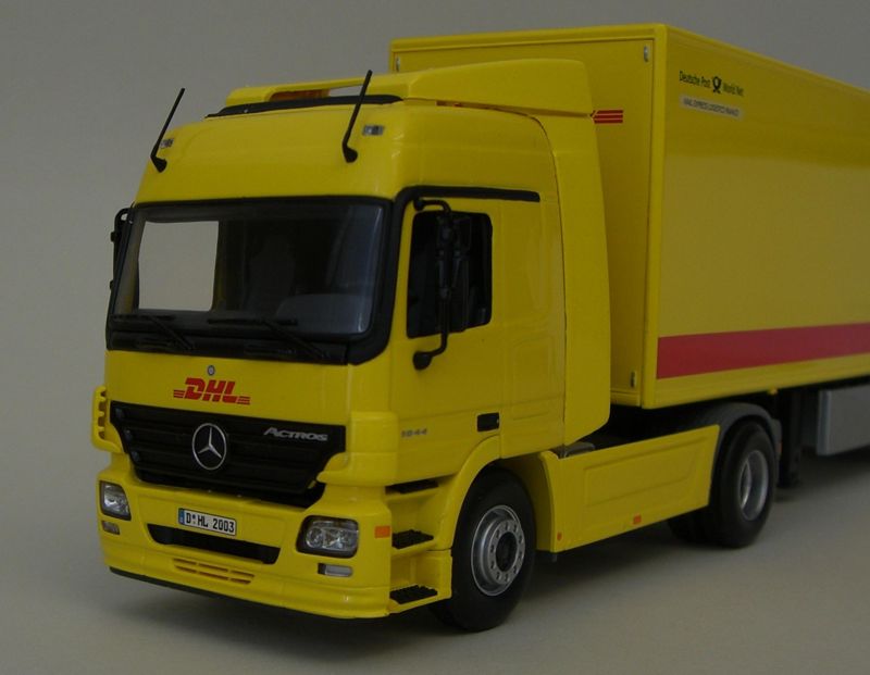 Modell eines Koffersattelzugs Mercedes Benz Actros von DHL Deutsche Post World Net