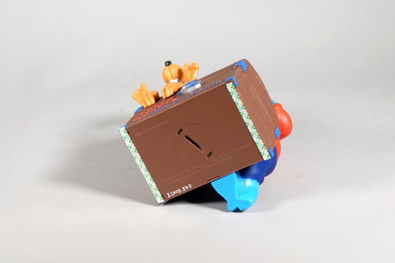 Spardose der Postbank in Form einer Schatztruhe mit Käptn Blaubär und Hein Blöd