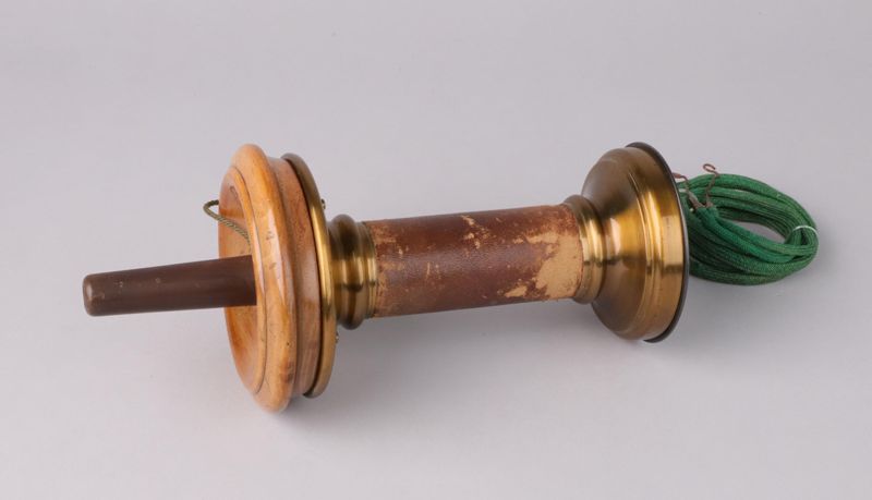 Fernsprecher mit Hufeisenmagnet (Fernhörer) mit zugehöriger Rufpfeife