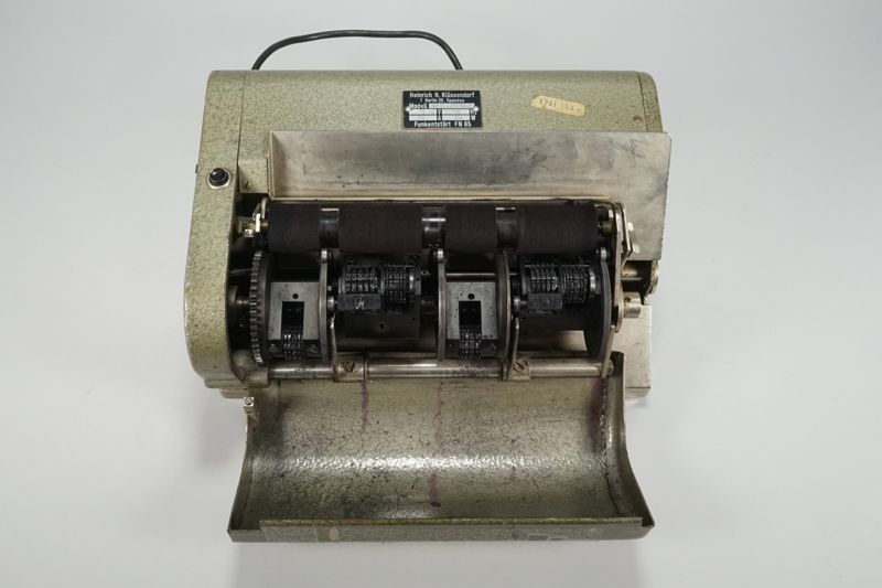 Stempelmaschine, Klüssendorf 240 B, elektrisch, für Postanweisungen und Zahlkarten, Ansatz an Buchungsmaschine, verwendet beim Postamt Frankfurt/ Main 60 der Deutschen Bundespost