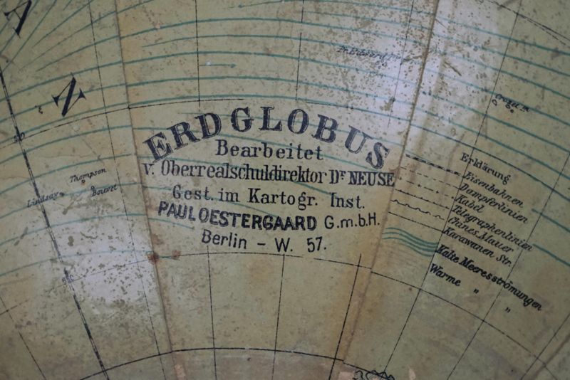 Politischer Erdglobus mit Verkehrsrouten und den deutschen Kolonien in Afrika und der Südsee