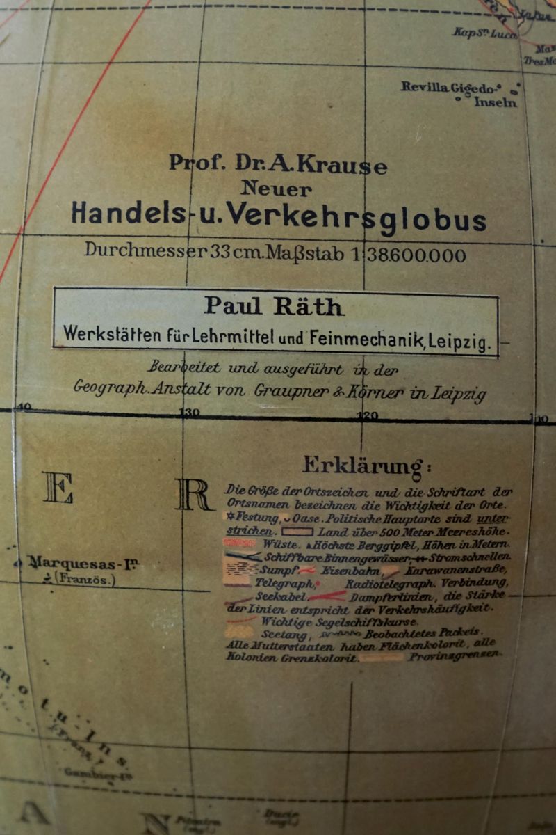 Erdglobus mit Hervorhebung der internationalen Verkehrswege und Staaten