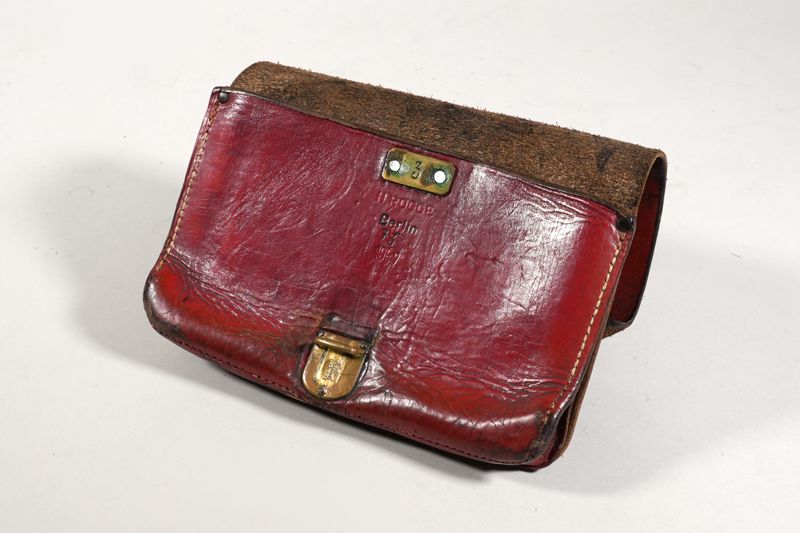 Tasche mit Gürtelschlaufen und Schnappverschluss, verwendet von Zustellern vom Telegrafenamt bei der Deutschen Bundespost