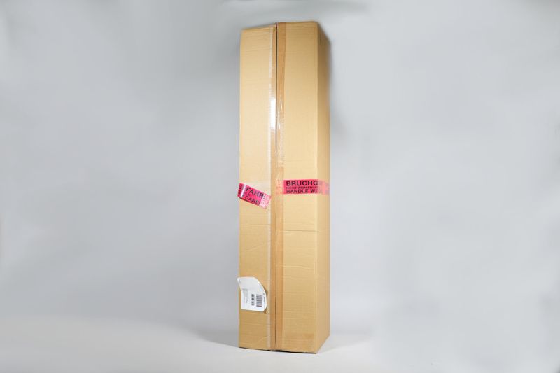 Abstandshalter/ Diskretionsstele für Warteschlange in der Schalterhalle mit Aufschrift Diskretion und eingeschobenem DHL-Werbeschild Für jeden Ablass das passende Packset