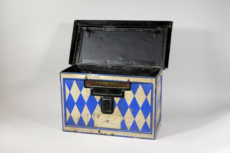Briefkasten, Stadtbriefkasten aus Bayern mit Deckelklappe und Rautenmuster