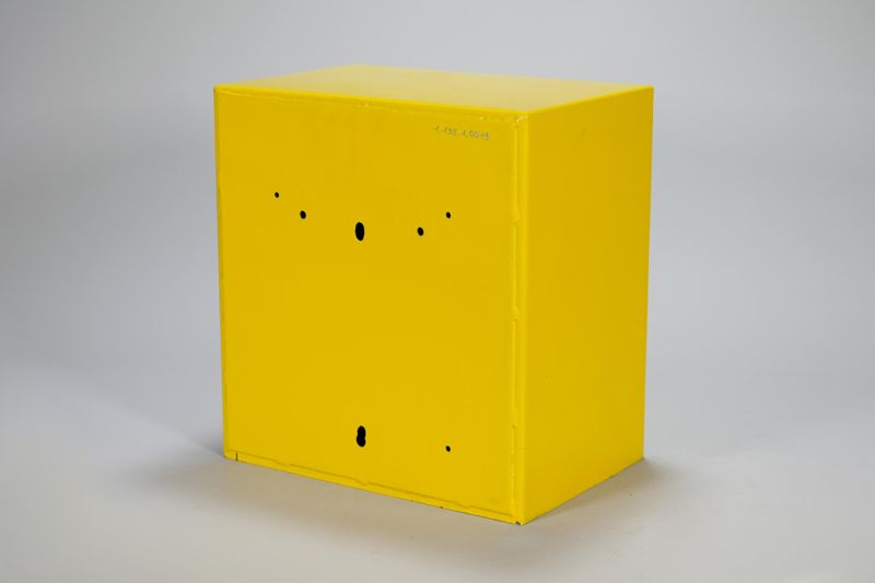 Briefkasten Form E mit Schild für Leerungsanzeige bei Landbriefkasten, Deutsche Post der DDR