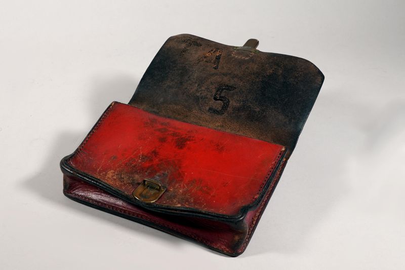 Tasche mit Gürtelschlaufen und Schnappverschluss, verwendet von Zustellern vom Telegrafenamt (TA) 5 bei der Deutschen Bundespost