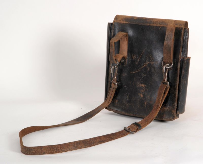 Tasche für Arbeitszubehör beim Freileitungsbau/ Kabelbau der Deutschen Bundespost