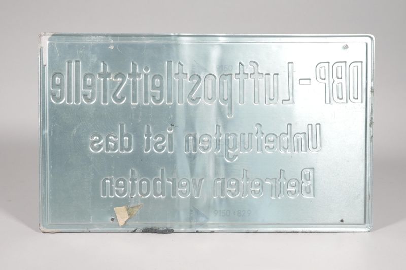 Schild der Luftpostleitstelle Hamburg der Deutschen Bundespost