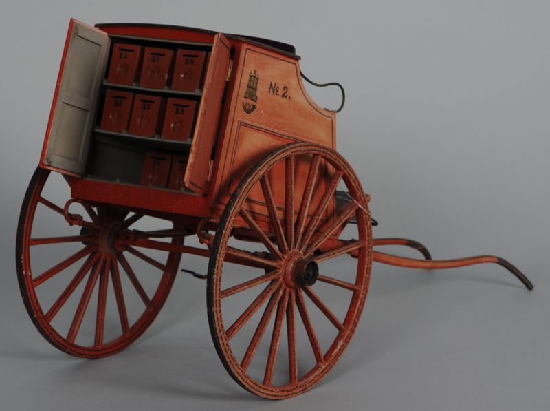 Modell, Karriolpostwagen, Hamburger Stadtpost, mit Einsatzkästen zur Briefkastenleerung