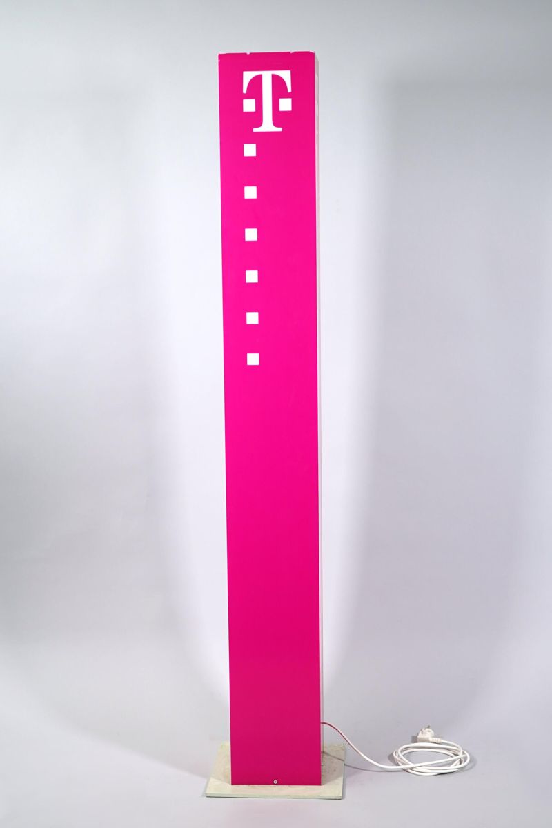 Werbung, Deutsche Telekom, Leuchtsäule aus Telekom Shop (Telefonladen) in Berlin-Tegel (Shoppingcenter Am Borsigturm)