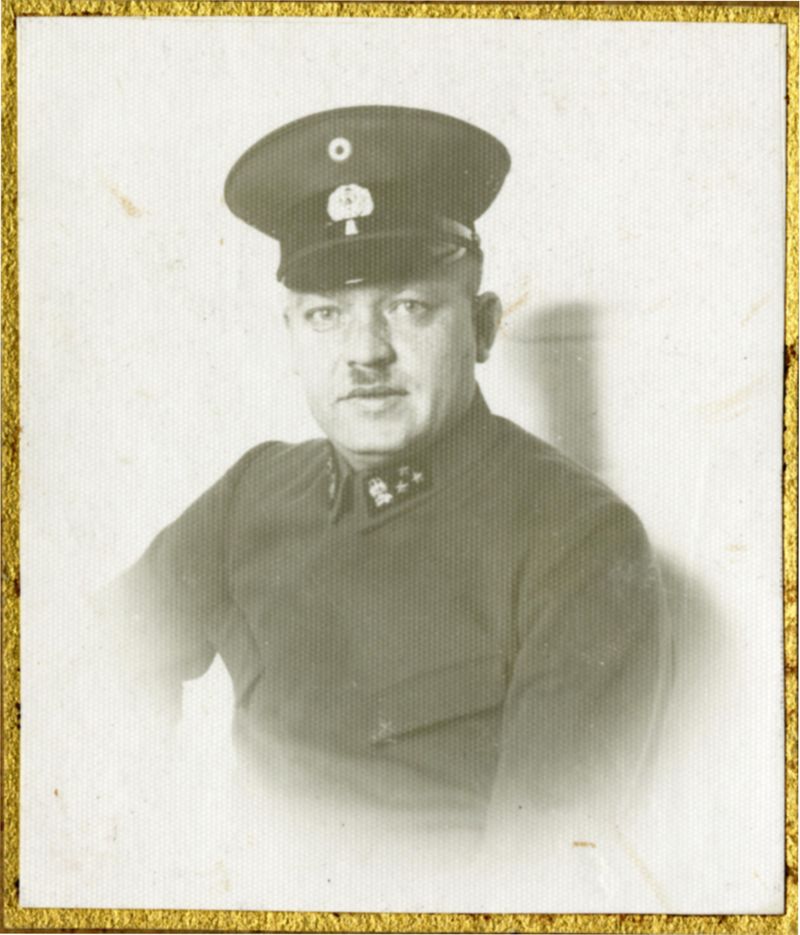 Fotografie. Portätaufnahme des Oberpostschaffners der Deutschen Reichspost, Jakob Korb, aus St. Ingbert in Dienstkleidung