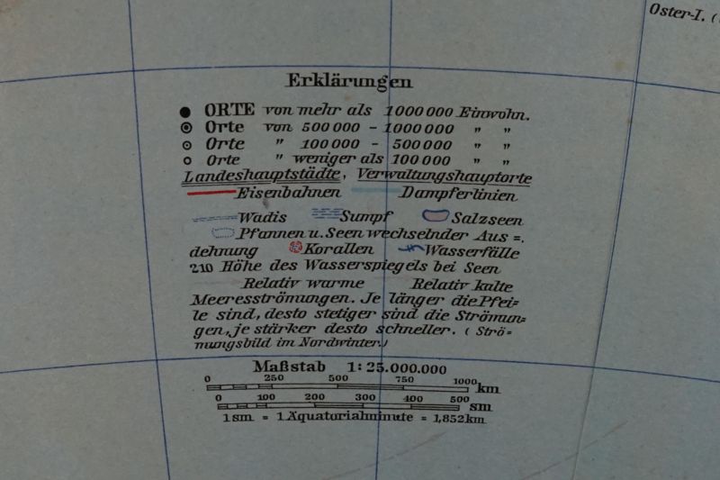 Politischer Erdglobus mit Eisenbahn- und Dampfschifffahrtslinien