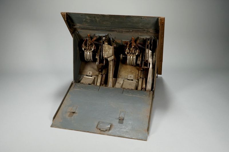 Wertzeichengeber, Wandeinbau Modell Abel mit Emaille-Schildern Briefmarken-Automat
