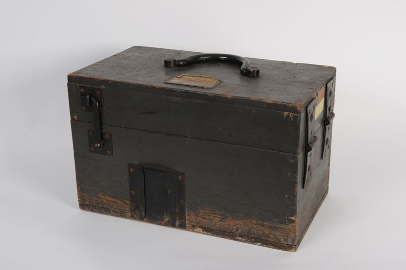 Waage, Feldpost, 1. Weltkrieg, Brief- und Paketwaage (Dezimalwaage) bis 25 kg, in Holzkiste mit Tragegriff, mit 12 Gewichten