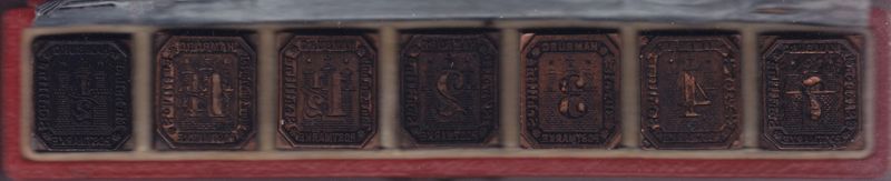 Schatulle mit 7 Druckstöcken für die Freimarke, Ganzsache Umschlag (Altdeutschland, Freie und Hansestadt Hamburg), 1/2 Schilling, MiNr. U 1 (u.a.), 1 1/4 S., MiNr. 20, 1 1/2 S., MiNr. 21, 2 S., MiNr. U 4 (u.a.), 3 S., MiNr. U 1 (u.a), 4 S., 7 S.