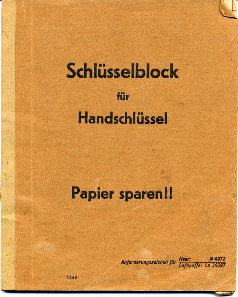 Schlüsselblock für den Rasterschlüssel 44 der Deutschen Wehrmacht (RS44) und vier Handschlüssel zum Üben