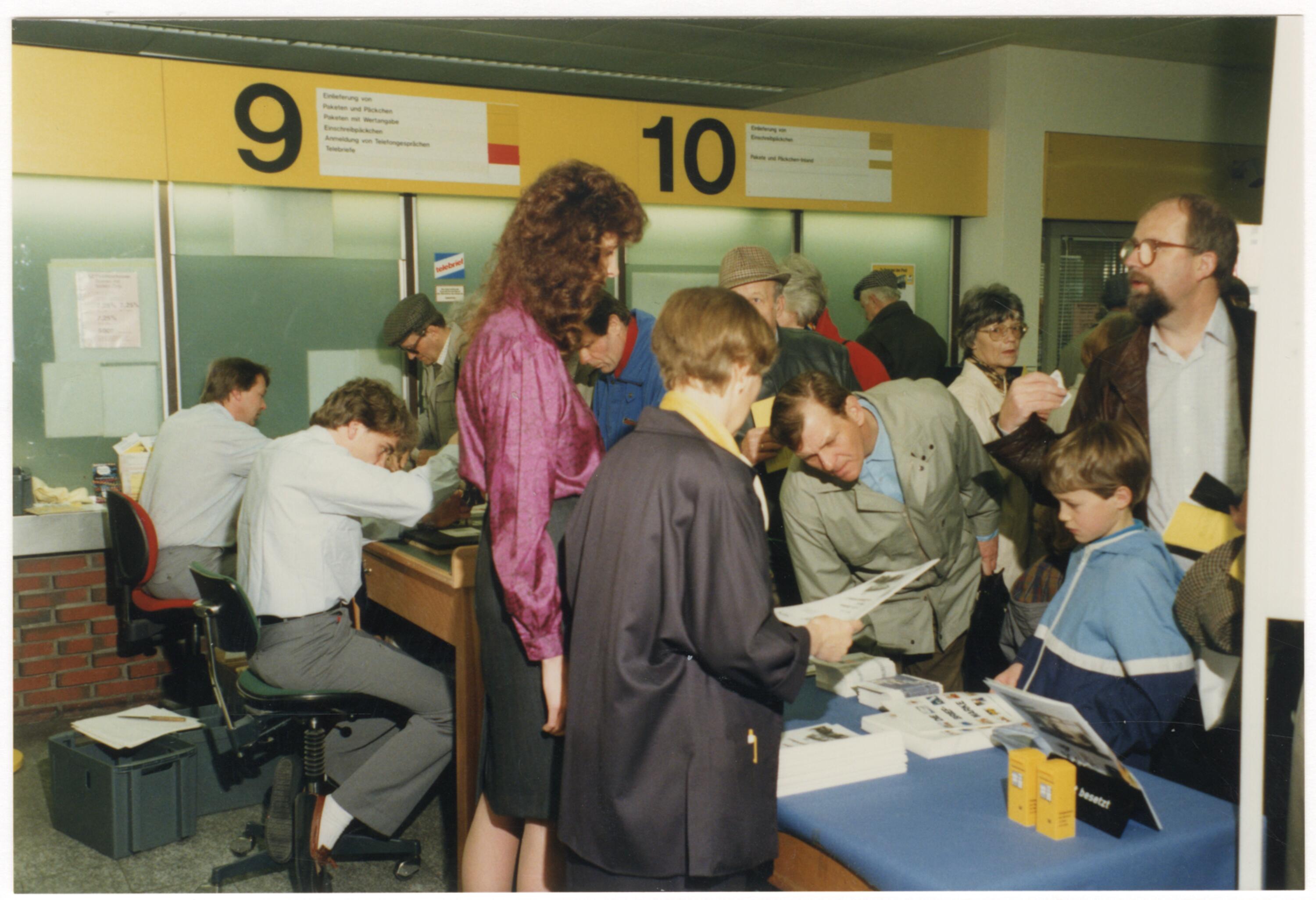 Fotografie, Besucher zum Tag der offenen Tür beim Postamt der Deutschen ...