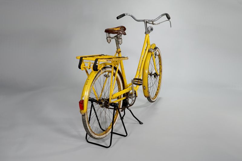 Damenfahrrad der Deutschen Bundespost mit Lastengepäckträger