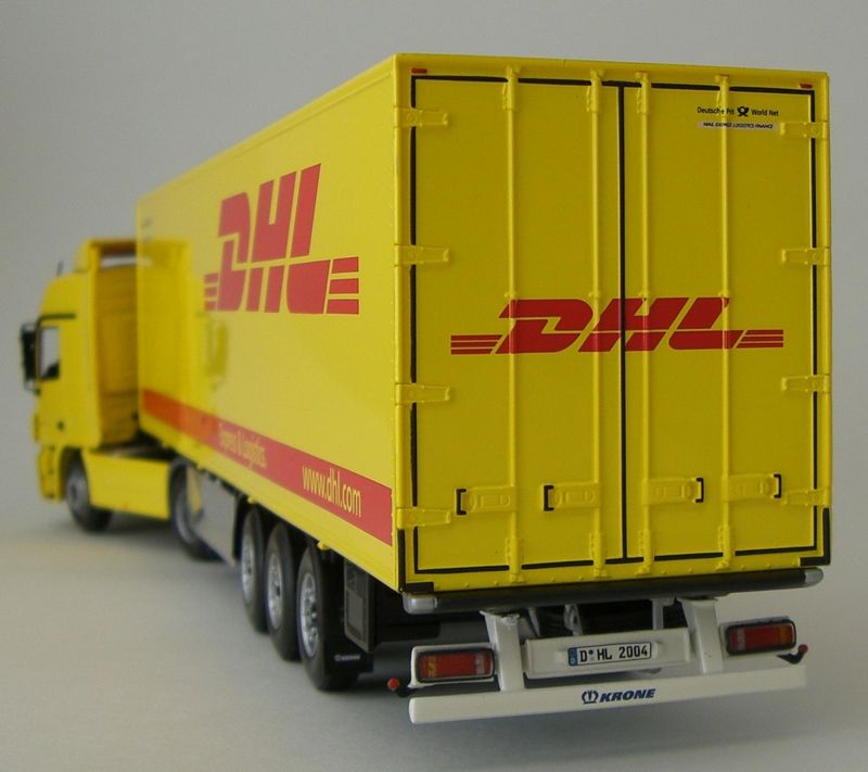 Modell eines Koffersattelzugs Mercedes Benz Actros von DHL Deutsche Post World Net