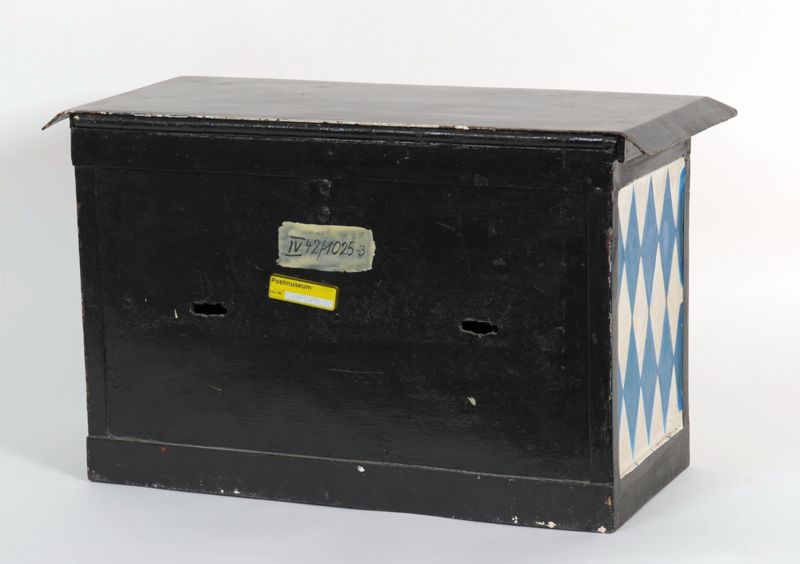 Briefkasten, Stadtbriefkasten aus Bayern mit Deckelklappe und Rautenmuster
