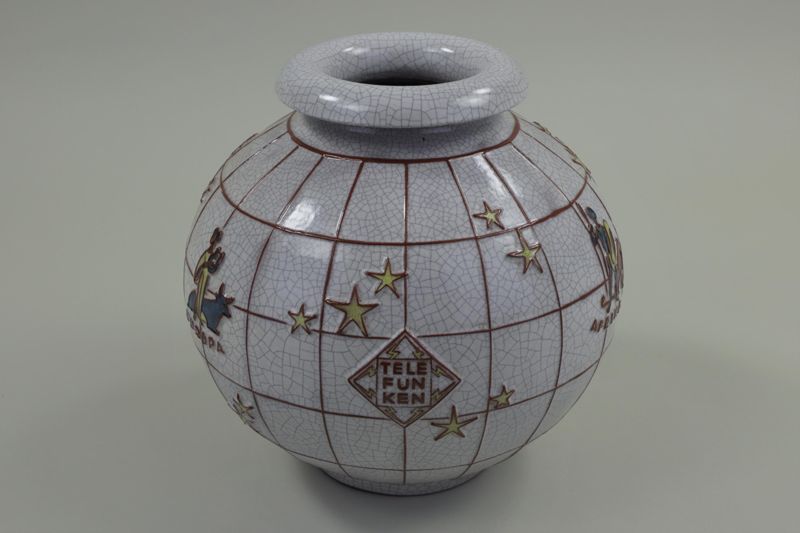 weltkugelförmige Vase mit allegorischer Darstellung der Erdteile als Werbung für Telefunken