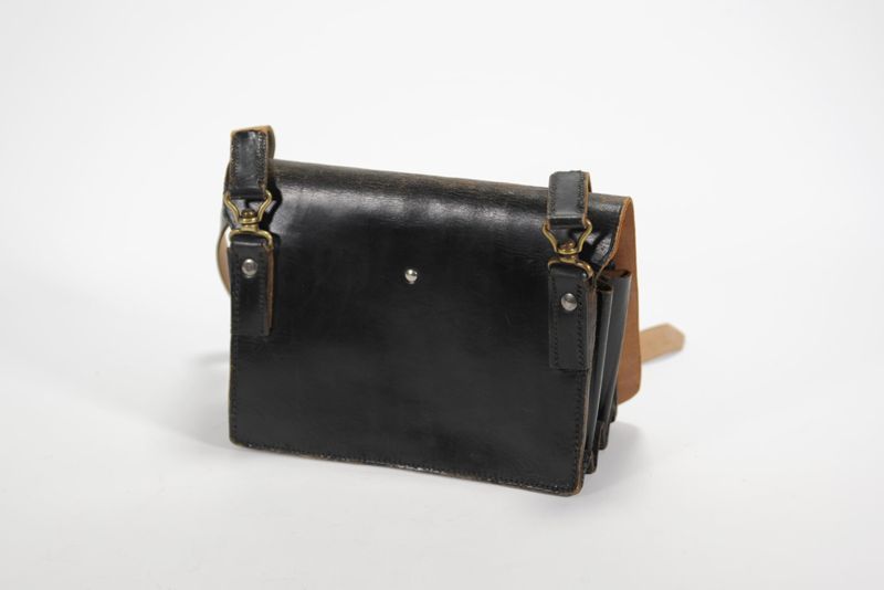 Tasche, mit Plakette Zu Ehren des Geburtstages unserer Republik übergibt die Belegschaft des Hauptpostamtes Magdeburg C 1 die Tasche der Guten Taten , Deutsche Post der DDR