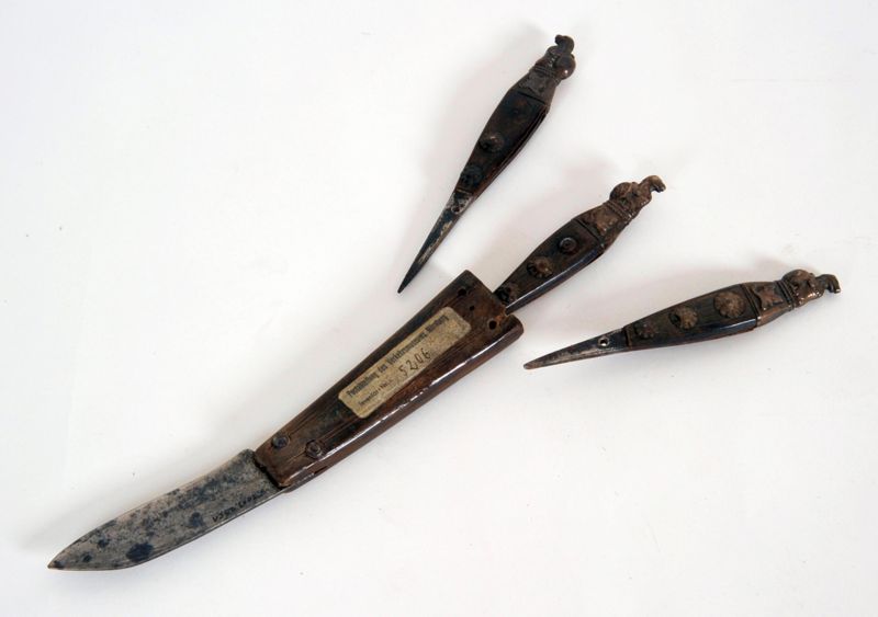 Reparaturbesteck mit Messer, Zange, kleinem und großem Kratzer