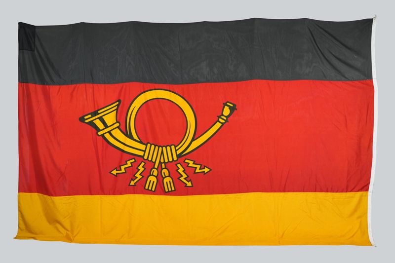 Fahne der Deutschen Bundespost vom Dach des Bundesministeriums für Post- und Fernmeldewesen Bonn