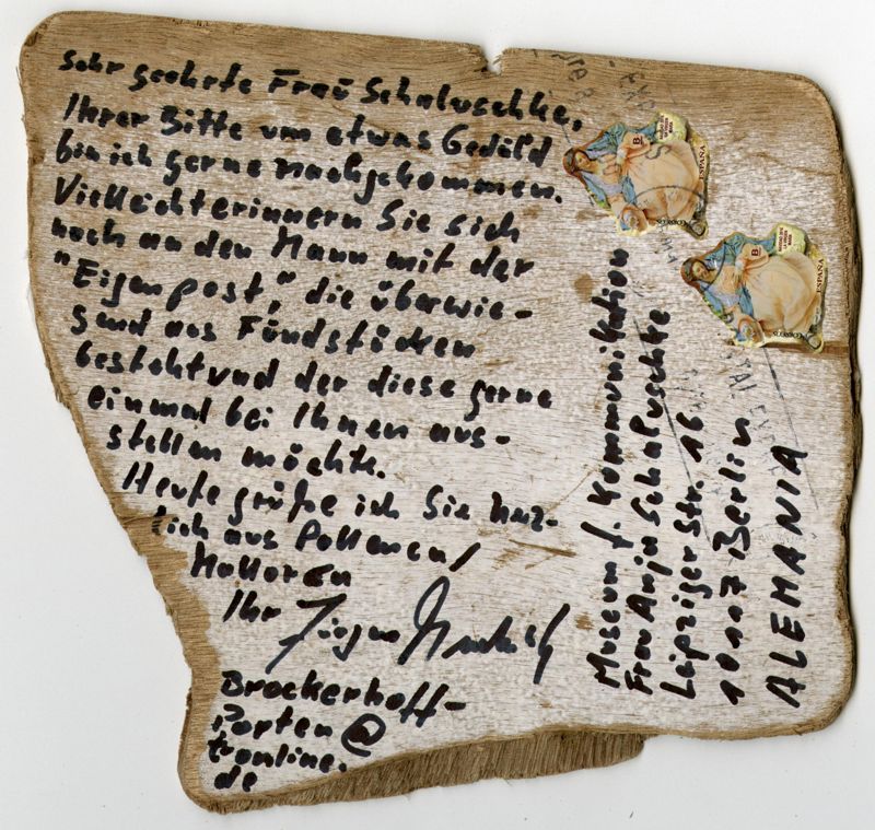 Ansichtspostkarte. Fetisch. unregelmäßige Sperrholzplatte mit Collage und handgeschriebenem Text