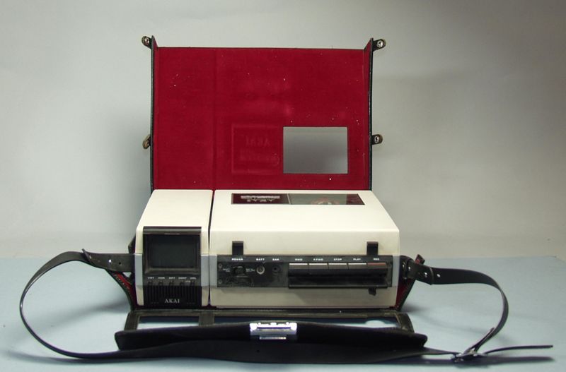Tragbarer Videorekorder VTR VT-100 in Transporttasche