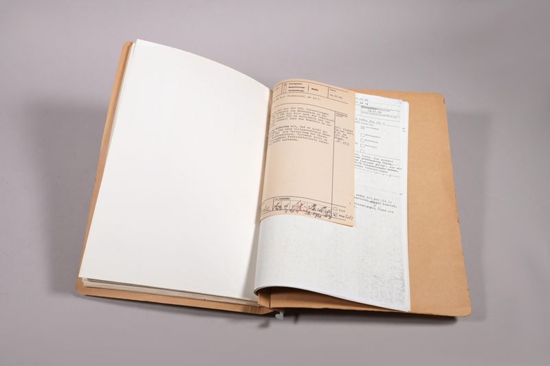 Archivalie, Hängemappe Uhren in Berlin 3, verwendet im Betriebs- und Verwaltungsgebäude des Fernmeldeturms Schäferberg der Deutschen Bundespost in Berlin/West