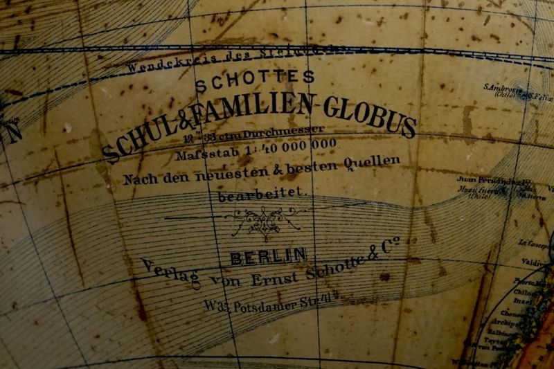 Physischer Erdglobus mit politischen Grenzen