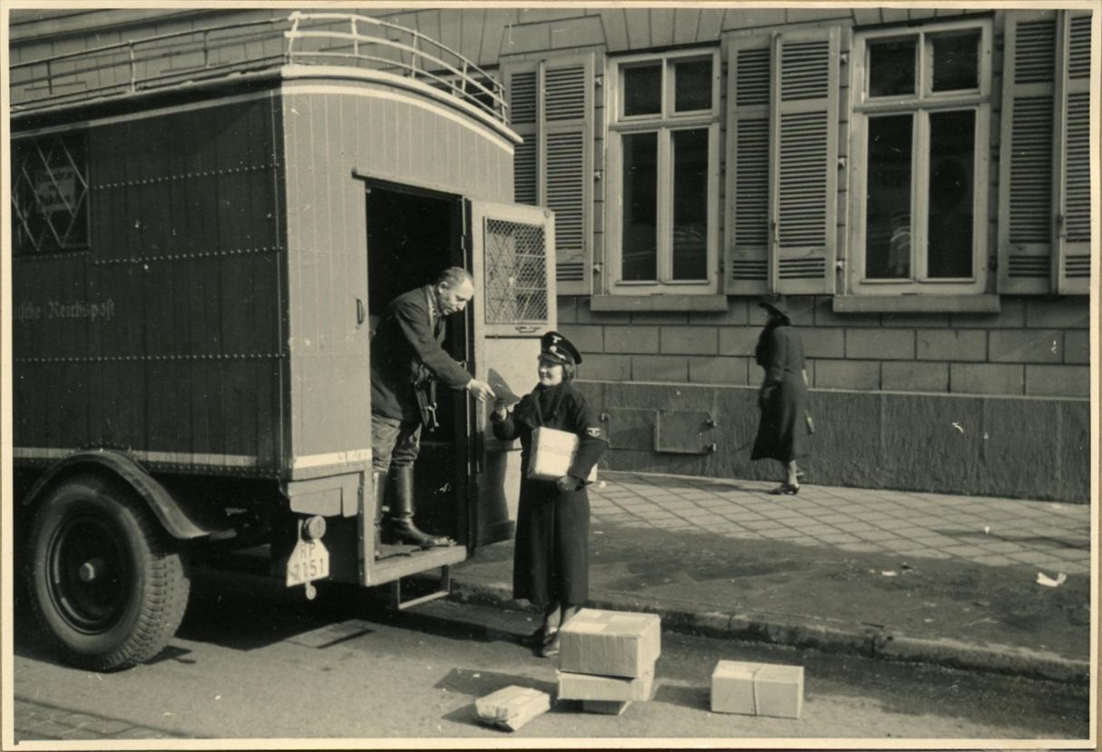 fotografie-postbotin-beim-verteilen-von-paketen-onlinesammlung-mspt