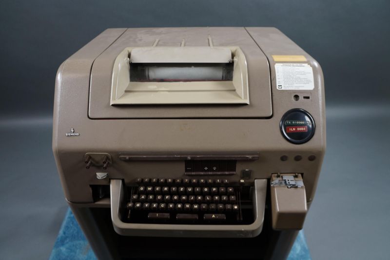 Fernschreiber T 100 im Metallstandgehäuse T.gh.195a