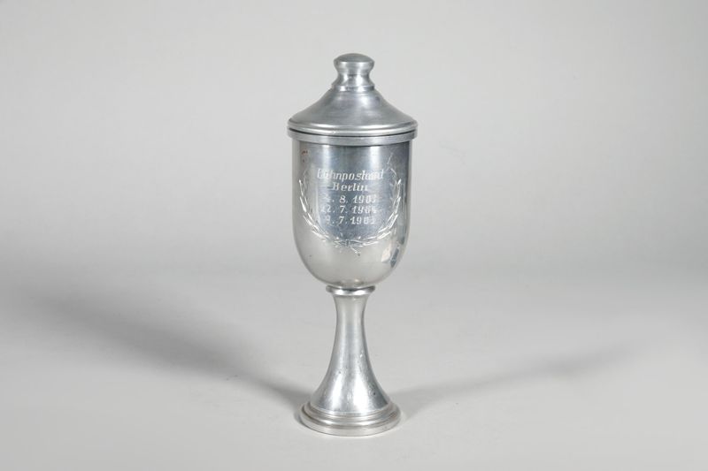Pokal mit Deckel vom Bahnpostamt Berlin (BPA), Bezirksdirektion der Deutschen Post (BDP) der DDR, Betriebssportgemeinschaft (BSG), Fussball