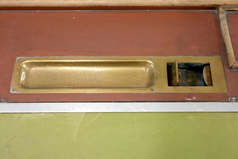 Tisch, Kundenschreibtisch, darauf Stiftablage mit Aschenbecher, Formular-Umrandungen und Briefmarkenanfeuchter, Postamt Tharandt (Sachsen), Deutsche Reichspost und Deutsche Post der DDR