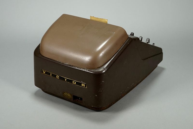 Rechenmaschine, Victor Modell 79-88-54 Automatic Calculator (USA), verwendet in Berlin (West)