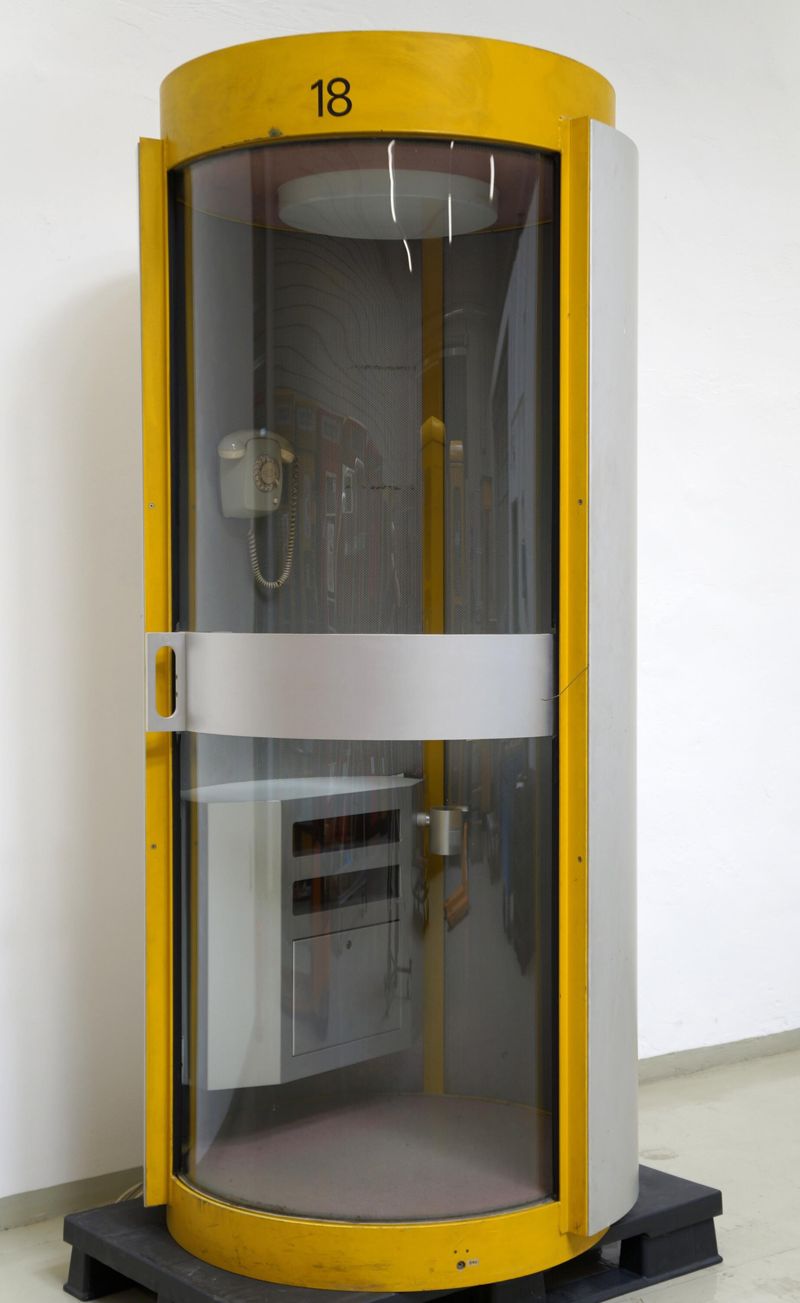 Telefonzelle, Fernsprechzelle Modell 306 Olympia, mit Fernsprechwandapparat 612