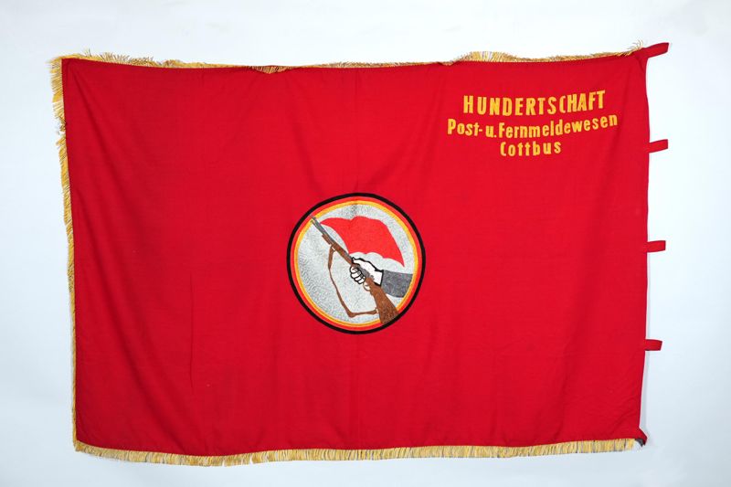 Fahne der Kampfgruppe der Hundertschaft Post-und Fernmeldewesen Cottbus der Deutschen Post der DDR